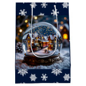 スノーグローブとヴィンテージ列車と村 ミディアムペーパーバッグ (裏面)