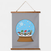 スノーグローブと格言フクロウ 吊り下げ型タペストリー (正面)