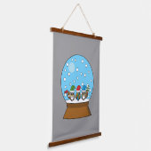 スノーグローブと格言フクロウ 吊り下げ型タペストリー (傾斜あり)