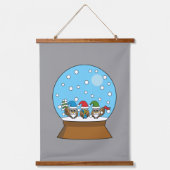 スノーグローブと格言フクロウ 吊り下げ型タペストリー (正面2)