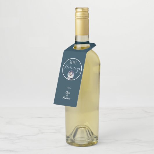 スノーグローブと鳥のクリスマスハッピーホリデー ボトルネックタグ (アングル)