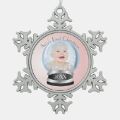 スノーグローブピンクガールベビー第1回クリスマスフォト スノーフレークピューターオーナメント (正面)