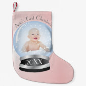 スノーグローブピンクガールベビー第1回クリスマスフォト スモールクリスマスストッキング (正面)