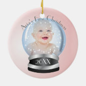 スノーグローブピンクガールベビー第1回クリスマスフォト セラミックオーナメント (裏面)