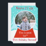 スノーグローブ ホリデー フォトカード シーズンカード<br><div class="desc">このホリデーシーズンにぴったりな、カスタマイズ可能なスノーグローブホリデーフォトカードで、気分を盛り上げましょう！ デザインは、雪のグローブが、通常はスノーグローブの中でしか見ることができないほど完璧なシーンに座っています。 グローブは赤い土台で、お気に入りの写真を入れるためのボールが付いています。 テンプレートの写真を自分のものに置き換えるだけで、雪の結晶が少しずつ写真の上に漂い、本物のスノーグローブのような錯覚を生み出します。 また、特別なホリデーメッセージを土台にカスタマイズすることもできます。 このキッチュなスノーグローブは、淡い青空を背景に、ふわふわの新雪の上に座っています。 鮮やかな青のシルエットのミニマリストの松の木が見え、淡い青の雪が空から降っています。 赤い文字で、カードの上部には「Shake It Up（気分を盛り上げて）」、下部には「This Holiday Season!（このホリデーシーズンに）」と書かれています。 このカードの反対側は、淡い青色で、淡い青の雪玉が付いています。 このカードはとてもかわいいので、きっと友達の冷蔵庫を、7月4日まで飾ってくれることでしょう。</div>
