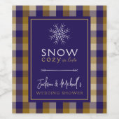スノーコージーインラブプレイドネイビーウェディングシャワー ワインラベル (シングルラベル)