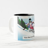 スノースキーヤー – PrintedPerfectによる女性漫画 ツートーンマグカップ (正面左)