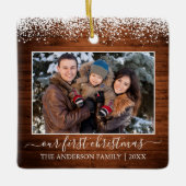 スノートップウッド私たちの初めてのクリスマス家族の写真 セラミックオーナメント (正面)