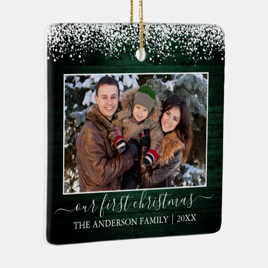 スノートップグリーンウッド私たちの初めてのクリスマス写真 セラミックオーナメント (右)