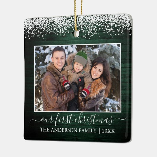 スノートップグリーンウッド私たちの初めてのクリスマス写真 セラミックオーナメント (左)