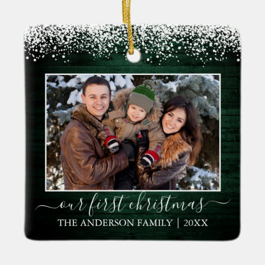 スノートップグリーンウッド私たちの初めてのクリスマス写真 セラミックオーナメント (正面)