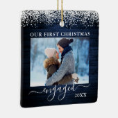 スノートップブルーの木材初めてのクリスマス婚約した写真 セラミックオーナメント (右)