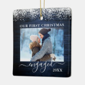 スノートップブルーの木材初めてのクリスマス婚約した写真 セラミックオーナメント (左)