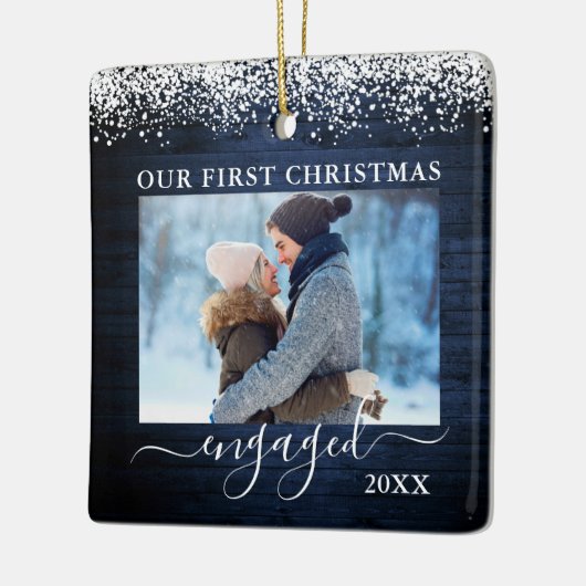 スノートップブルーの木材初めてのクリスマス婚約した写真 セラミックオーナメント (左)