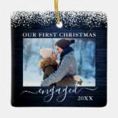 スノートップブルーの木材初めてのクリスマス婚約した写真 セラミックオーナメント (正面)