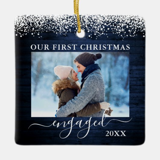 スノートップブルーの木材初めてのクリスマス婚約した写真 セラミックオーナメント (正面)