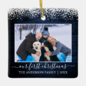 スノートップブルーウッド初めてのクリスマスファミリー写真 セラミックオーナメント (正面)