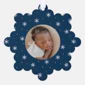 スノーフレークエレガントネイビーベビーの初めてのクリスマス オーナメントカード (裏面)