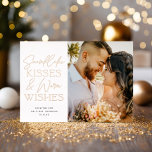 スノーフレークキス新婚クリスマス3枚の写真 箔シーズンカード<br><div class="desc">このエレガント休日の発表は、1つの垂直な写真とフロントの上げ箔の挨拶を含む。フロントの挨拶には「スノーフレークキスと暖かい願い」と書かれている。カードの裏には2枚の正方形の写真がある。背面に文字を追加する。</div>
