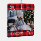 スノーフレーククリスマスファミリーフォトレッドバッファロープレイド セラミックオーナメント (右)