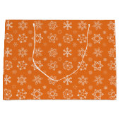スノーフレークスオンオレンジクリスマス抱き枕 ラージペーパーバッグ (正面)