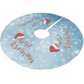 スノーフレークスクリスマスレッドサンタハットタイポグラフィ ブラッシュドポリエステルツリースカート (アングル)