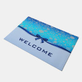 スノーフレークスブルーリボンホリデー ドアマット (アングル)