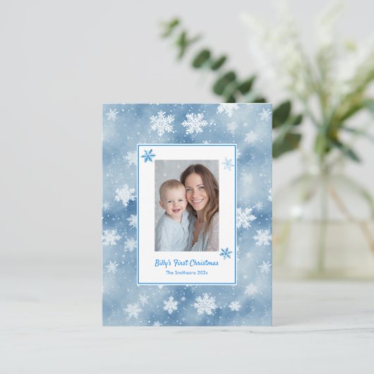 スノーフレークスブルー男の赤ちゃんフォト初めてのクリスマス シーズンポストカード (スタンド正面)
