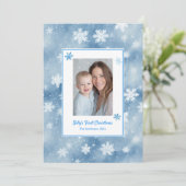 スノーフレークスブルー男の赤ちゃん初めてのクリスマス写真 シーズンカード (スタンド正面)