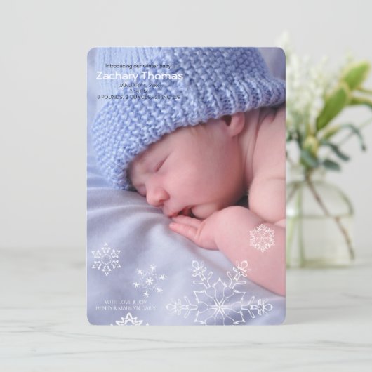 スノーフレークス冬のベビー写真誕生のお知らせ シーズンカード (スタンド正面)