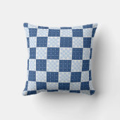 スノーフレークチェッカーボードブルーとホワイト枕 クッション (裏面)