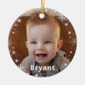 スノーフレークベビーフォト初めてのクリスマスズホリデー セラミックオーナメント (正面)