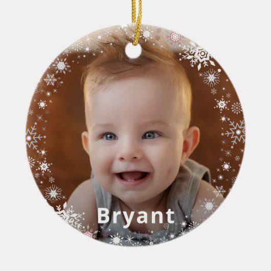 スノーフレークベビーフォト初めてのクリスマスズホリデー セラミックオーナメント (正面)