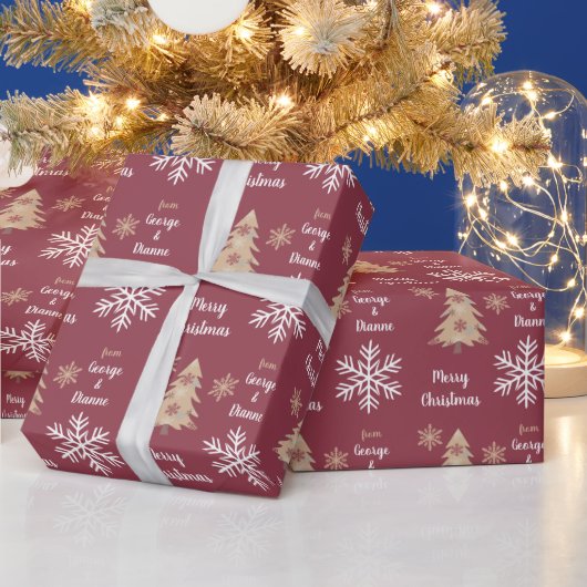 スノーフレークホリデーツリーパターンオンマルーン ラッピングペーパー (クリスマス)