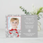 スノーフレークレッドボウウィンターワンダーランドフォト誕生日 招待状 (スタンド正面)