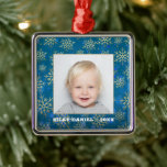スノーフレーク写真 メタルオーナメント<br><div class="desc">あなたの写真お気に入りのは、青いクリスマスの背景に金ゴールドの雪の結晶と正方形の金属オーナメントに特集されている。自分の画像をアップロードして、自分のクリスマスツリーのオーナメントを作成する与えか、家族や友達、親や祖父母への贈り物としては、自分のイメージを作成する！私たちの店の材料、形状とデザインの詳細。</div>