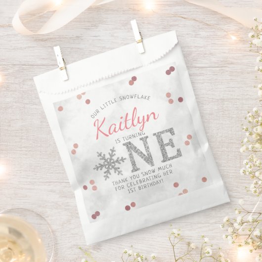 スノーフレーク冬1歳の誕生日 フェイバーバッグ (クリップ留めされた状態)