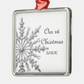 スノーフレーク初めてのクリスマスを一緒に メタルオーナメント (左)