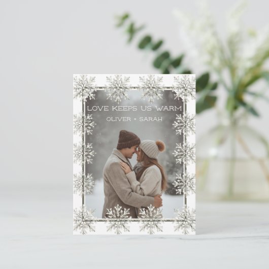 スノーフレーク愛保私たちの暖かいカップルの写真 シーズンポストカード (スタンド正面)
