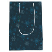 スノーフレーク・ウィンターブルーのシームレスパターン ミディアムペーパーバッグ (裏面)