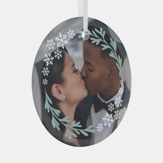 スノーフレーク&グリーンリースあなたの写真 ガラスオーナメント (正面右)