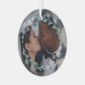 スノーフレーク&グリーンリースあなたの写真 ガラスオーナメント (正面左)