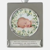 スノーベリー – ベビーの初めてのクリスマス写真 シルバープレートバナーオーナメント (正面)