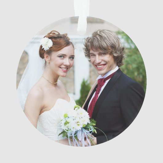 スノーベリー – 私たちの初めてのクリスマスミスター&ミセス写真 オーナメント (裏面)