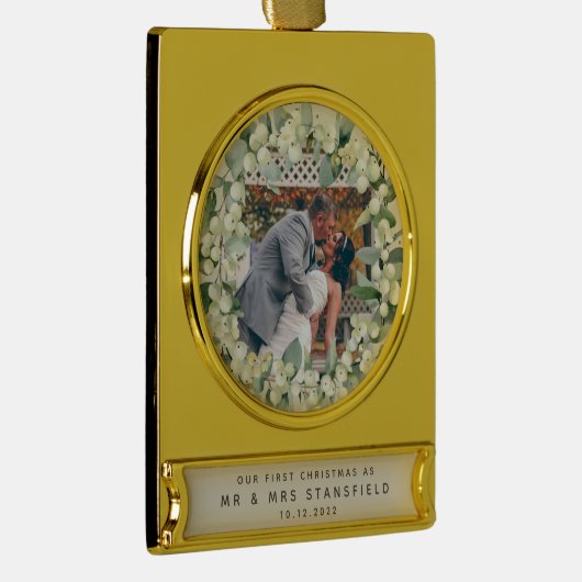 スノーベリー – 私たちの初めてのクリスマスミスター&ミセス写真 ゴールドプレートバナーオーナメント (右)