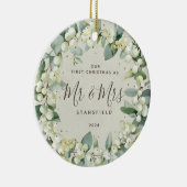 スノーベリー – 私たちの初めてのクリスマスミスター&ミセス写真 セラミックオーナメント (右)