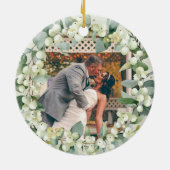 スノーベリー – 私たちの初めてのクリスマスミスター&ミセス写真 セラミックオーナメント (裏面)