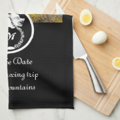 スノーホワイトウルフシルエットローレルモノグラム写真 キッチンタオル (四つ折り)