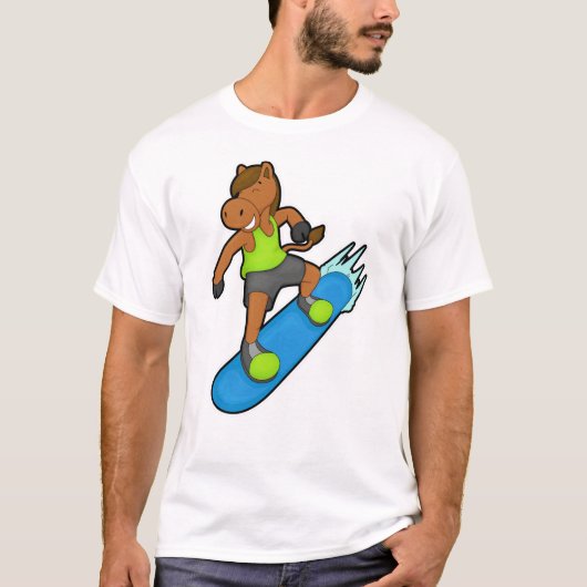 スノーボーダーとしてスノーボードに乗る馬 Tシャツ (正面)