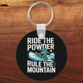 スノーボーダーはパウダーに乗って山の雪を支配 キーホルダー (正面)